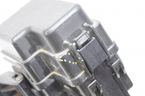 Relay block under the hood Hyundai Sonata 11-15 cracked cover