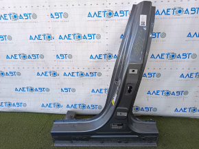The central left body pillar of BMW 5 G30 17-23 is sawn off, butt