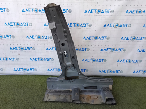 The central left body pillar of BMW 5 G30 17-23 is sawn off, butt