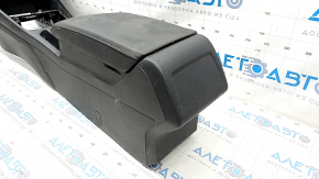Central console armrest and cup holders VW Jetta 19 - black leather, scratches, needs cleaning, tear