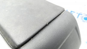 Central console armrest and cup holders VW Jetta 19 - black leather, scratches, needs cleaning, tear