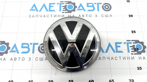 Emblem of radiator grill VW Tiguan 18- under radar, scratches