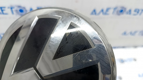 Emblem of radiator grill VW Tiguan 18- under radar, scratches