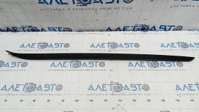 Left windshield molding VW Tiguan 18 - crack, torn, missing element