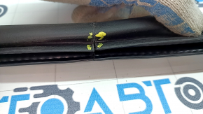 Door seal front right Chrysler Pacifica 17- torn