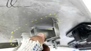 Lower trunk door molding Mazda CX-5 17 - broken mount