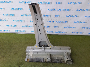 The central left body pillar of Honda Accord 18-22 is sawn off, pokes