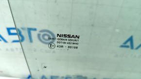 Glass door front right Nissan Rogue 14-20 scratch