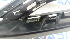 Front bumper air duct right Audi Q7 16-19 cracks in the mount