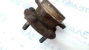 Front left hub Lexus CT200h 11-17 rusty, broken stud
