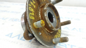 Front left hub Hyundai Elantra 21 - rusty, stud sawed off