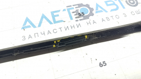 Windshield molding right VW Tiguan 18 - crack