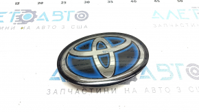Emblem of radiator grille in front of Toyota Venza 21- under radar, sand, emblem defect