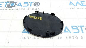 Emblem of radiator grille in front of Toyota Venza 21- under radar, sand, emblem defect