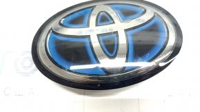 Emblem of radiator grille in front of Toyota Venza 21- under radar, sand, emblem defect