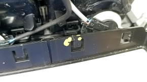 Air duct deflector of the central console with a lining BMW X7 G07 19 - broken fasteners