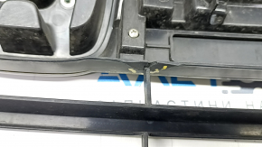 Radiator grill assembly Honda HR-V 16-18 cracks, broken grill, bumps, non-factory hole