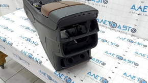 Central console armrest and cup holders Audi Q7 16- armrest leather brown, needs cleaning, broken rear cover mechanism