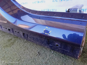 The central right body pillar of Volvo XC90 16-22 is sawn off, butts
