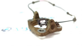 Rear left trunnion bracket Nissan Rogue Sport 17-19 AWD, rusty, with ABS sensor