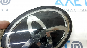 Emblem of radiator grill grill Toyota Camry v70 18-20 under radar, sand, crack in fastening