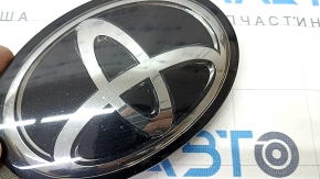 Emblem of radiator grill grill Toyota Camry v70 18-20 under radar, sand, crack in fastening