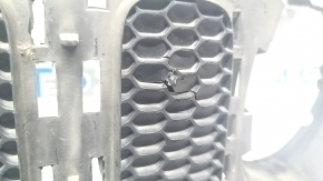 The frame of the radiator grill grill Jeep Renegade 15-18 prerest is cracked