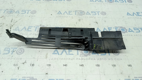 Upper right radiator deflector Infiniti QX30 17 - broken fasteners