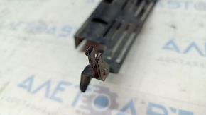 Upper right radiator deflector Infiniti QX30 17 - broken fasteners