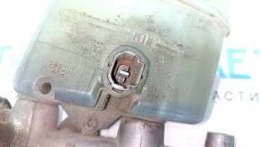 Lexus ES300 ES330 brake master cylinder with reservoir