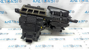 The heater body is bare Kia Niro 23- HEV for blowing the rear row, the mount is broken