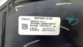 The outer wing light, left Tesla Model S 12-20, is worn, the glass has come off
