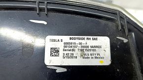 The outer wing light right Tesla Model S 12-20 is worn, the glass has come off