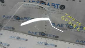The outer wing light right Tesla Model S 12-20 is worn, the glass has come off
