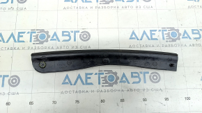 Front left hood seal Audi A6 C8 19 - broken mount