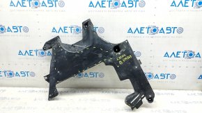 The rear left underbody protection of the BMW 5 G30 18- 530e hybrid is torn, rubbed, pressed
