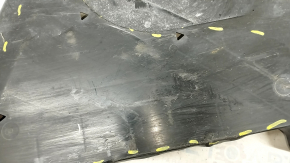 The rear left underbody protection of the BMW 5 G30 18- 530e hybrid is torn, rubbed, pressed
