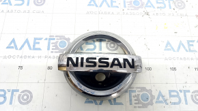 Nissan Murano z52 15 radiator grille emblem - under camera, sand