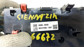 Toyota Sienna 21-23 Climate Control with Heated Seats, Scratches