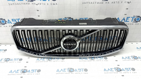 Radiator grill with Volvo XC60 18-21 badge under the camera