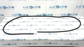 The rear left door seal of the BMW X5 G05 19-24 has come apart at the joint