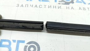 The rear left door seal of the BMW X5 G05 19-24 has come apart at the joint
