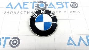 The paint on the hood emblem of a BMW 3 G20 19-24 has peeled off.