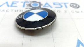 The paint on the hood emblem of a BMW 3 G20 19-24 has peeled off.