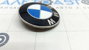 The paint on the hood emblem of a BMW 3 G20 19-24 has peeled off.