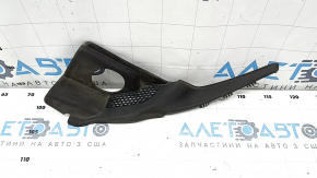 The left windshield wiper seal on a Jeep Grand Cherokee WK2 16-22 has dried out.
