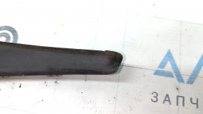 The left windshield wiper seal on a Jeep Grand Cherokee WK2 16-22 has dried out.