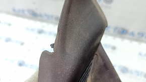 The right windshield wiper seal on a Jeep Grand Cherokee WK2 16-22 has dried out.