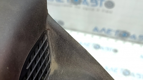 The right windshield wiper seal on a Jeep Grand Cherokee WK2 16-22 has dried out.