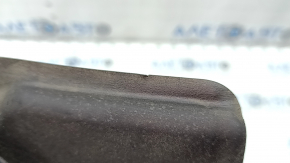 The right windshield wiper seal on a Jeep Grand Cherokee WK2 16-22 has dried out.